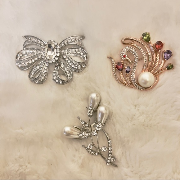 Assorted Brooches - Picture 1 of 2